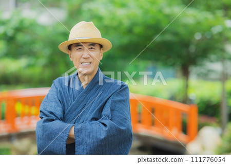 一個穿著浴衣的中年男人 111776054