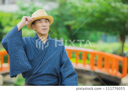 A middle-aged man in a yukata A middle-aged man in a yukata 111776055