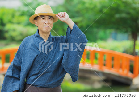 一個穿著浴衣的中年男人 111776056