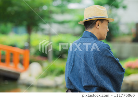 A middle-aged man in a yukata 111776060