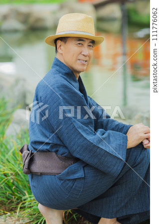 A middle-aged man in a yukata 111776062