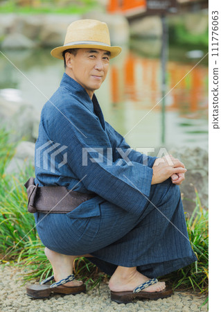 一個穿著浴衣的中年男人 一個穿著浴衣的中年男人 111776063