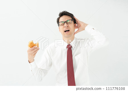 businessman eating a hamburger 111776108