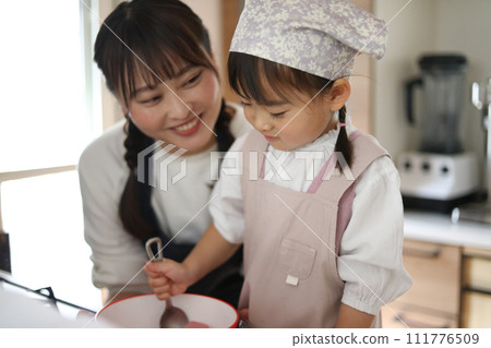 家長和孩子們製作糖果 家長和孩子們製作糖果 111776509