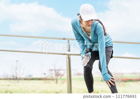 亞洲女性在公園鍛煉時小腿疼痛 亞洲女性在公園鍛煉時小腿疼痛 111776691