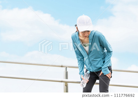 跑步/走路時大腿受傷的亞洲女性 111776692