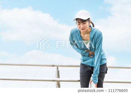 一位身體不適的亞洲女性在跑步或行走時胃痛 111776695