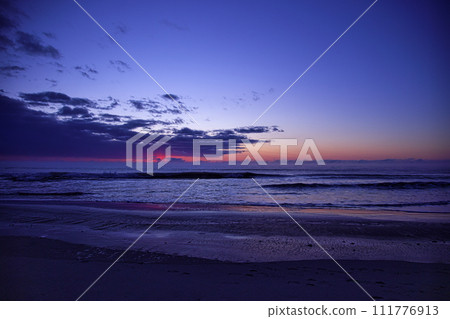 冬天的大海和日出 111776913