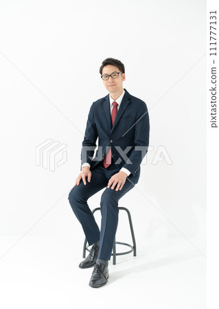 坐在椅子的商人 111777131