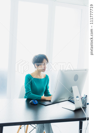 前往個人電腦的女商人 111777719