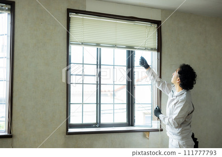 工人正在檢查配件 工人正在檢查配件 111777793