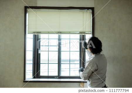 A worker inspecting fittings 111777794