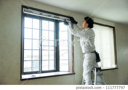 工人正在檢查配件 111777797