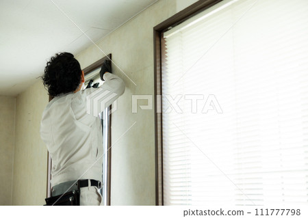 工人正在檢查配件 111777798