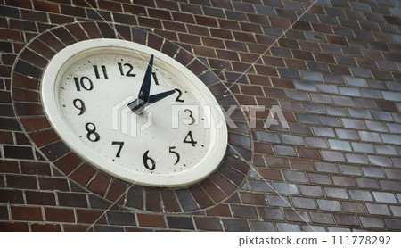 在城市街道上的復古掛鐘 111778292