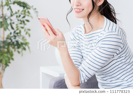 操作智能手機的年輕女子(零件) 操作智能手機的年輕女子(零件) 111778323