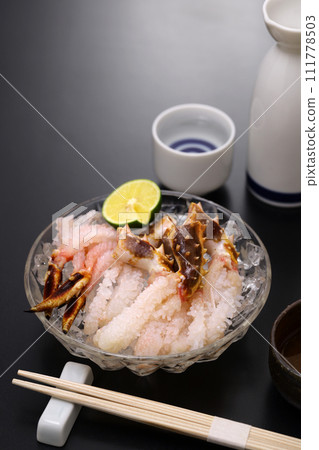 King crab sashimi. When you eat it cold, the meat of the crab legs becomes like a flower blooming. 111778503