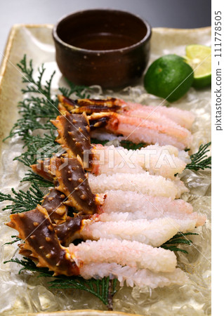 King crab sashimi. When you eat it cold, the meat of the crab legs becomes like a flower blooming. 111778505