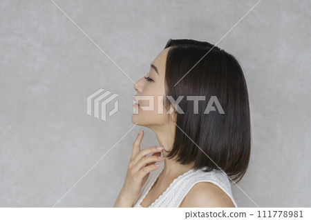 20多歲的女子側面美容形象肖像 111778981