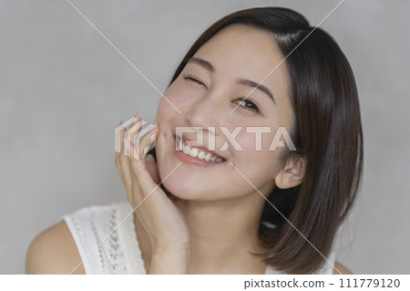 一個 20 多歲的女人對著鏡頭眨眼的美女肖像 111779120