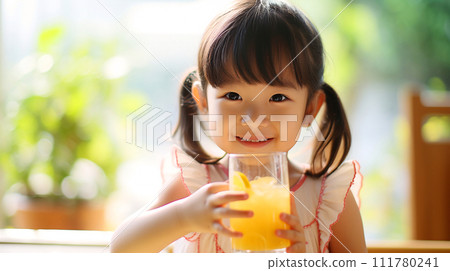微笑的孩子，喝橙汁的日本女孩 111780241