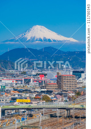 （靜岡縣）從格蘭希普觀景台看到的靜岡貨運站，背景是富士山 111780343