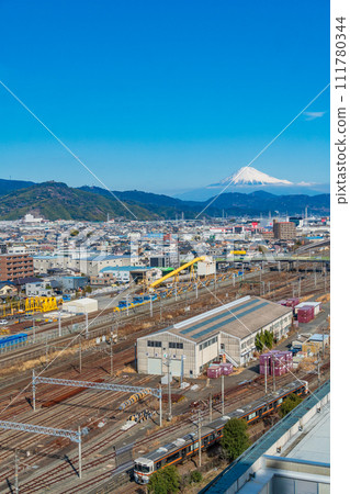 (靜岡縣)從格蘭希普觀景台看到的靜岡貨運站,背景是富士山 (靜岡縣)從格蘭希普觀景台看到的靜岡貨運站,背景是富士山 111780344