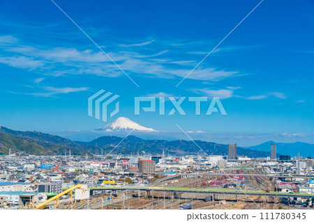 （靜岡縣）從格蘭希普觀景台看到的靜岡貨運站，背景是富士山 111780345