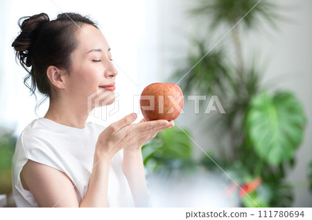 Beauty image of a woman holding an apple in her hand Beauty image of a woman holding an apple in her hand 111780694
