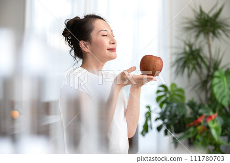 Beauty image of a woman holding an apple in her hand Beauty image of a woman holding an apple in her hand 111780703