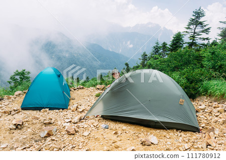 徒步旅行者從帳篷往外看 徒步旅行者從帳篷往外看 111780912