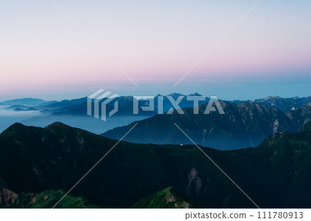 從鹿島矢嶽山頂眺望穗高連峰 111780913