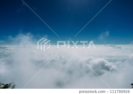 從山上看到的夢幻般的雲海 從山上看到的夢幻般的雲海 111780926