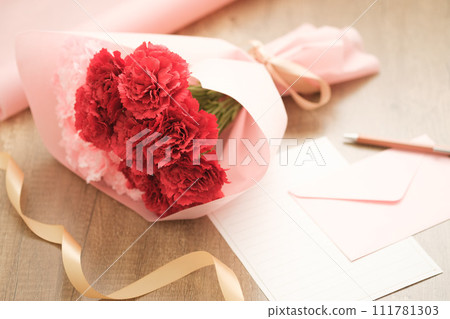 母親節康乃馨與信件 111781303