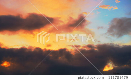 夕陽下的天空,有些烏雲(埼玉縣川口市附近) 夕陽下的天空,有些烏雲(埼玉縣川口市附近) 111781479