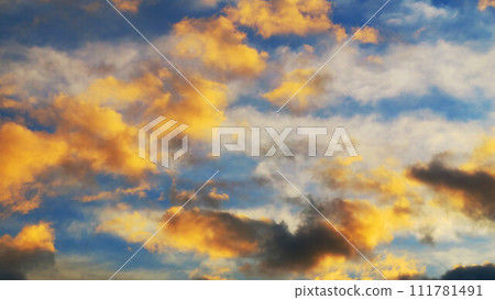 夕陽下的天空,有些烏雲(埼玉縣川口市附近) 夕陽下的天空,有些烏雲(埼玉縣川口市附近) 111781491