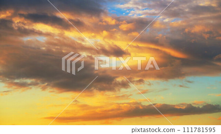 強烈的茜草夕陽的美麗風景(埼玉縣川口市附近) 強烈的茜草夕陽的美麗風景(埼玉縣川口市附近) 111781595