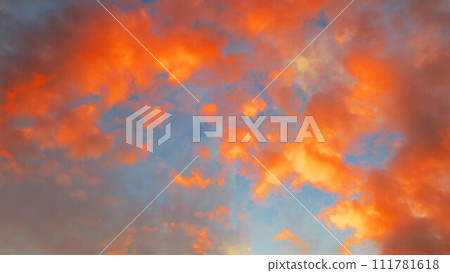 強烈的茜草夕陽的美麗風景（埼玉縣川口市附近） 111781618