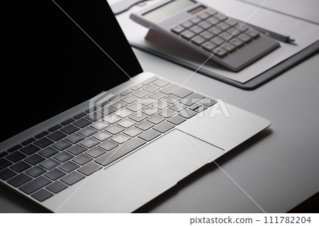 桌上的筆記本電腦 桌上的筆記本電腦 111782204