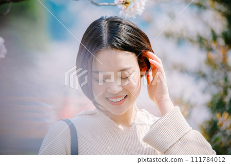 Cherry blossoms in full bloom and young women Cherry blossoms in full bloom and young women 111784012