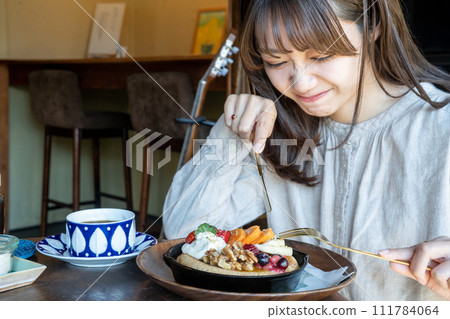 女人吃煎餅 女人吃煎餅 111784064