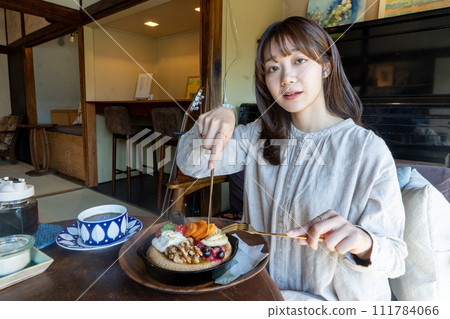 女人吃煎餅 女人吃煎餅 111784066