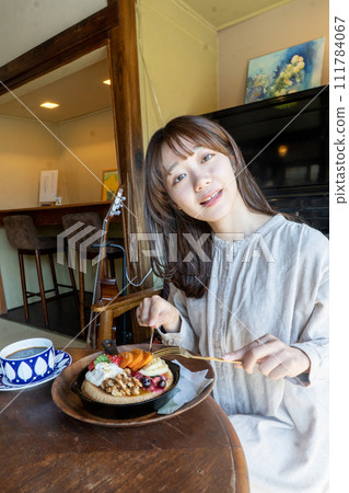 女人吃煎餅 女人吃煎餅 111784067