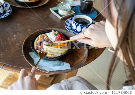 女人吃煎餅 111784068