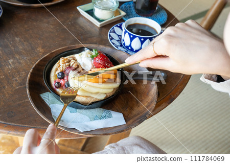 女人吃煎餅 111784069