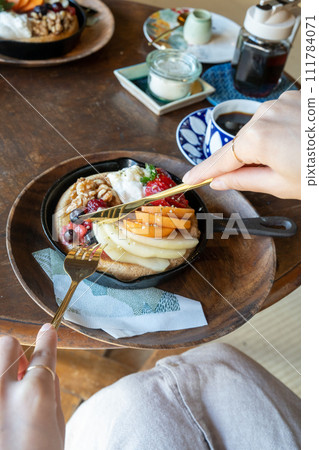 女人吃煎餅 女人吃煎餅 111784071