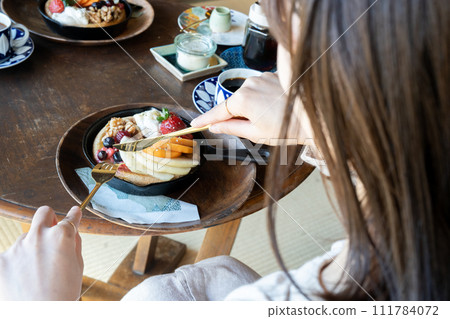 女人吃煎餅 女人吃煎餅 111784072