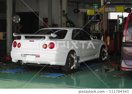 [Automotive maintenance] Sports car undergoing wheel alignment adjustment 111784343