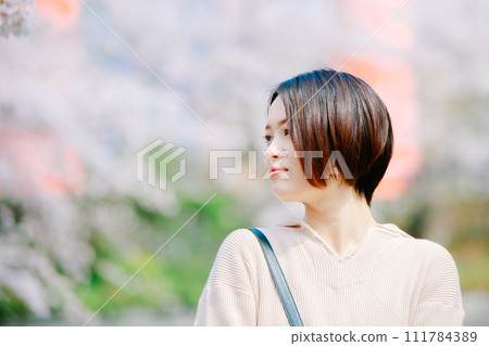 一名年輕女子在京都春季觀光期間看櫻花 111784389
