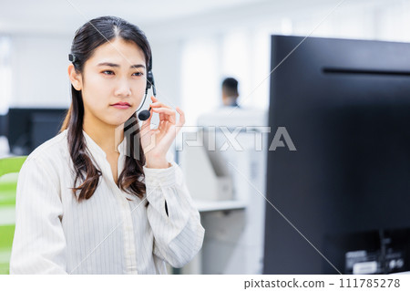 接線員在呼叫中心收到投訴 111785278